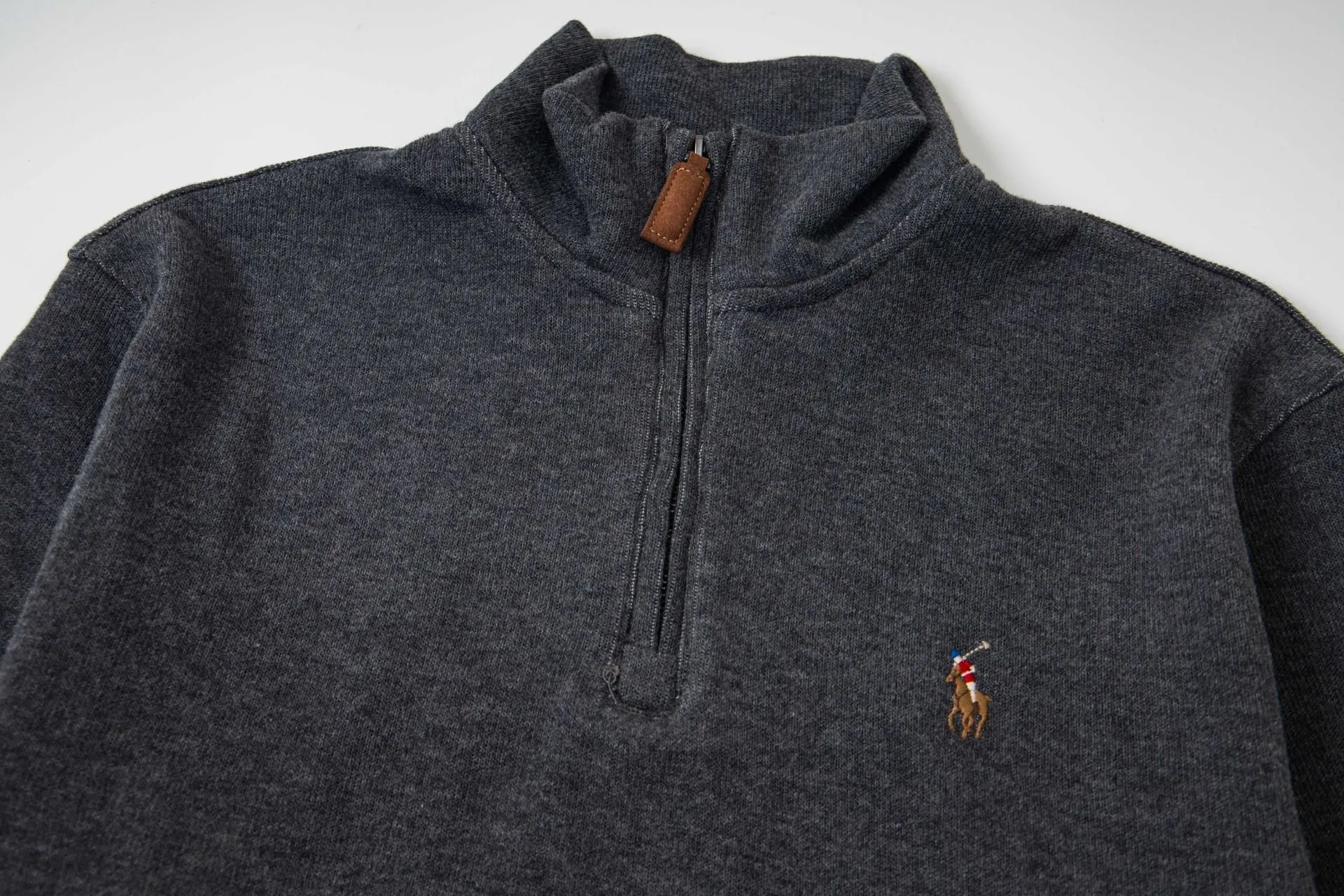🅿️260 new model number: B143 Ralph Lauren's new half-zip sweatshirt top with colorful logo embroidery on the chest 1️⃣ Developed using original fabric, the fabric properties are similar to wool, soft and light to the touch, and has good wrapping and elasticity! 2️⃣The iconic embroidery design style on the chest is very youthful and energetic, and can be easily worn by both men and women. It is very in line with the fashion aesthetic concepts of today's young people! 3️⃣Simple style, comfortable to wear, same style for men and women, a must-have for couples! 4️⃣Full set of customized accessories, complete with three standards Color: gray, beige Size: S, M, L, XL